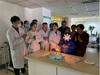 【医患情深】肿瘤科一病区病房里快乐的生日会