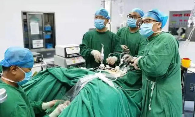 【普外科】成功完成一例经腹腔镜NOSES（直肠癌根治）术